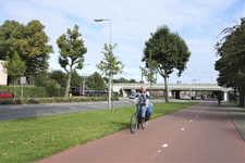 853555 Gezicht over het fietspad langs de Cartesiusweg te Utrecht; op de achtergrond het spoorwegviaduct in de lijn ...